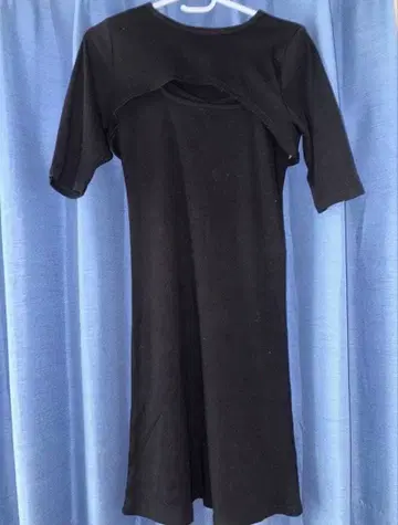 블랙 반팔 미니 원피스 컷 아웃 디자인