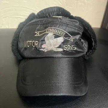 귀도리 달린 블랙 나일론 캡