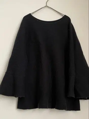 프랑슈리페 다크 네이비 플레어 소매 니트 긴팔