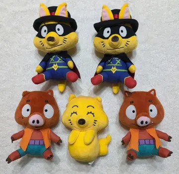 쾌걸 조로 앉은 봉제 인형 마스코트