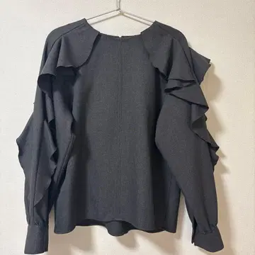 오파크 클립 OPAQUE.CLIP 다크 그레이 프릴 블라우스