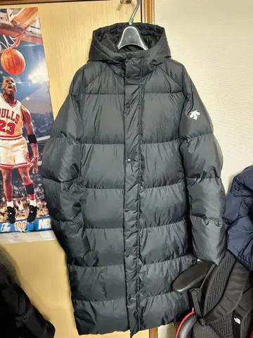 블랙 후드 부착 롱 다운 자켓 XO