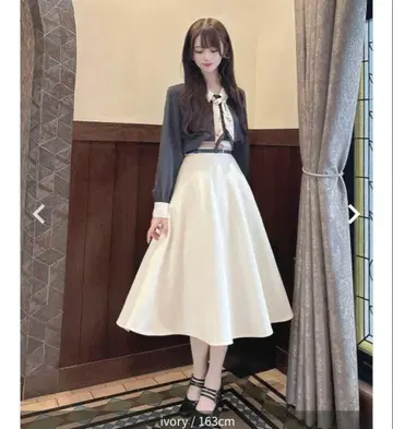 로고 라인 스카프 포함 셔츠 / 더블 칼라 벨트 플레어 스커트