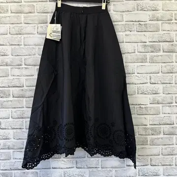 블랙 자수 플레어 롱 스커트*-