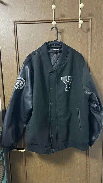 YONSEI 블랙 바시티 자켓