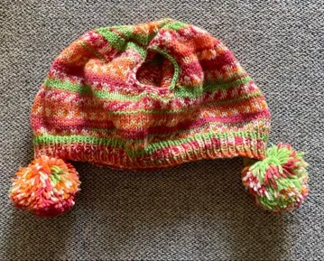 라보용 폼폼 포함 니트 모자