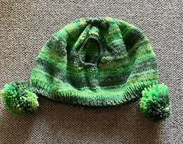 라보용 폼폼 포함 니트 모자