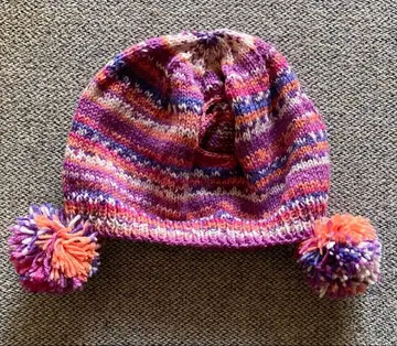 라보용 폼폼 포함 니트 모자