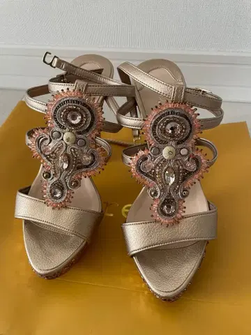 DIANA 글리터 샌들