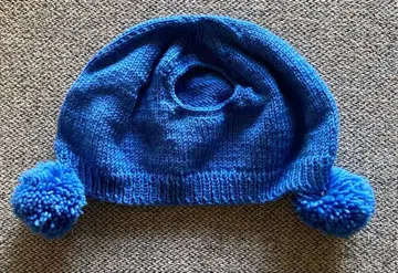 라보용 폼폼 포함 니트 모자