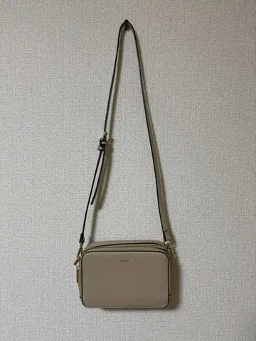 베이지 숄더백 2개의 지퍼 포함