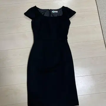 블랙 반팔 타이트 핏 무릎 기장 원피스