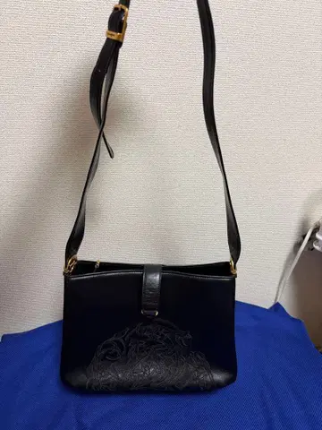 KIMIJIMA 블랙 엠보싱 가공 숄더백