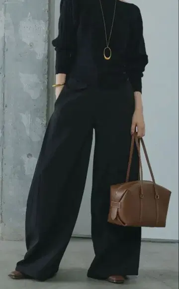 Lumier 사이드 턱 와이드 팬츠 블랙