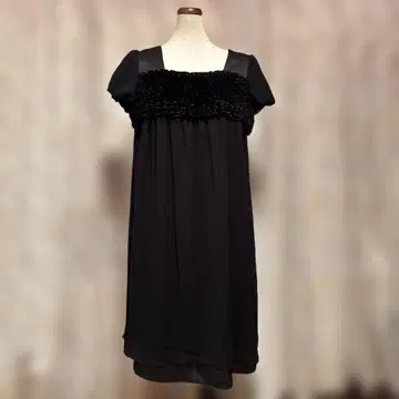 프릴 달린 블랙 드레스