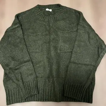 올리브 그린 니트 스웨터 크루넥