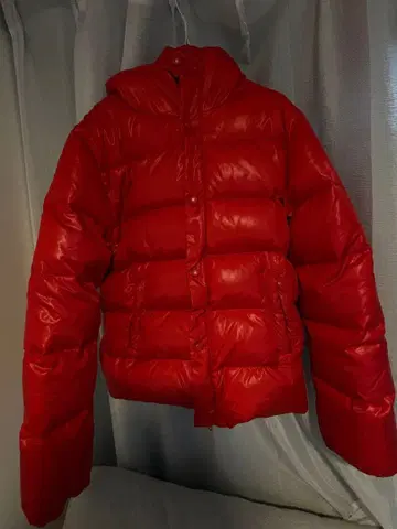 빨간색 후드 부착 다운 자켓