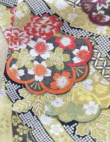 화려한 꽃무늬의 후쿠로 오비 전통적인 후쿠로 오비