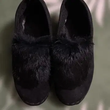 마세라티 퍼 달린 블랙 스웨이드 모카신