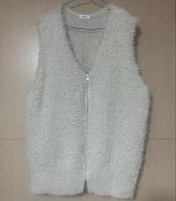 LOWRYS FARM 샤기 ZIP 베스트 아이보리