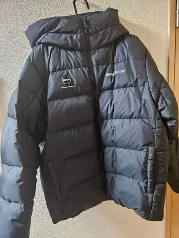 데상트 MOVESPORT 후드 부착 다운 자켓 블랙