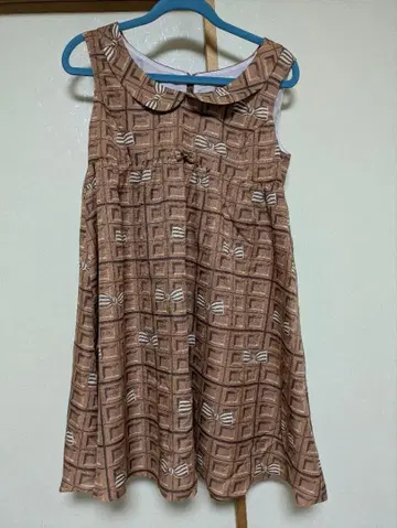 리본 무늬 브라운 슬리브리스 원피스