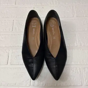 REFLET 스틸레토 펌프스 블랙