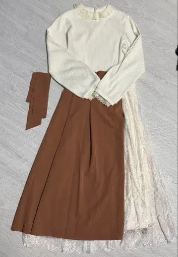 브라운 스커트와 프릴 상의 세트 코디