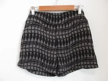 기하학 패턴 숏팬츠 그레이와 블랙
