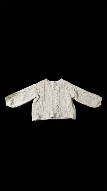 화이트 케이블 니트 V넥 스웨터