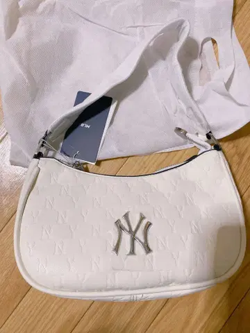 MLB NY 로고 화이트 숄더백