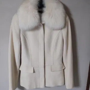 Risty 퍼 포함 화이트 자켓 M 사이즈