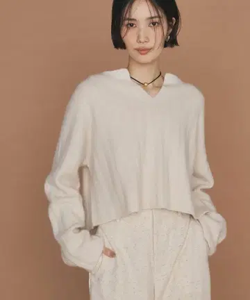 [GALLARDA GALANTE] 아이보리 V넥 크롭 니트