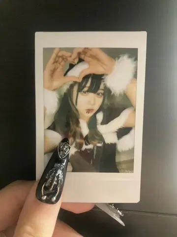 아타시짱 폴라로이드 사진 하트 포즈