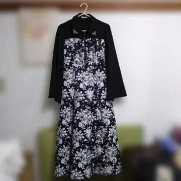 axes femme 그라데 부케 패턴 플레어 소매 원피스