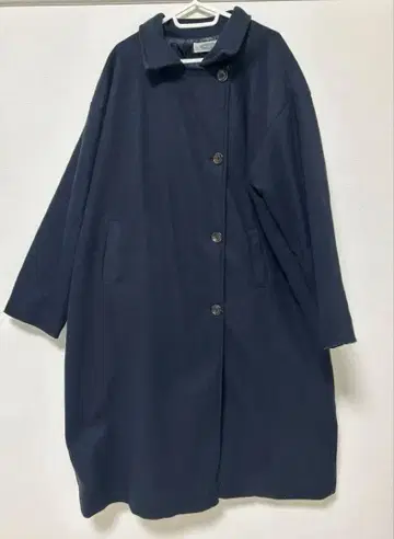 네이비 버튼 달린 롱 코트