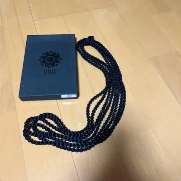 블랙 목걸이와 박스 포함