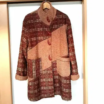 베이지 체크 무늬 롱 코트