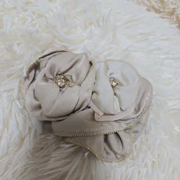 베이지 꽃 모티브 헤어 액세서리