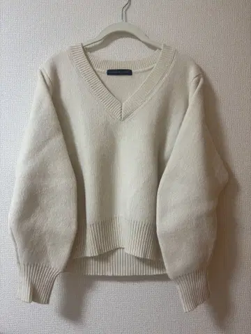 아이보리 V넥 벌룬 슬리브 스웨터 어반 리서치