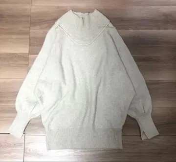 1회 착용 새상품급 슬로브 이에나 폭스 혼방 돌먼 니트 베이지