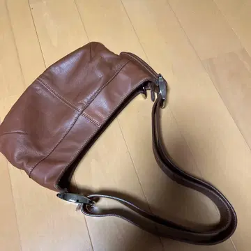 브라운 가죽 숄더백