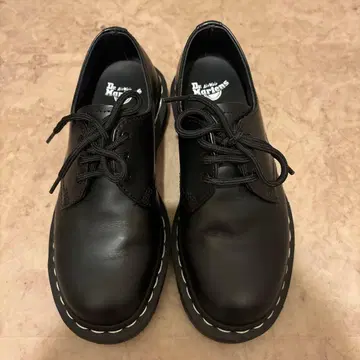 Dr.Martens 화이트 스티치 3 홀 신발