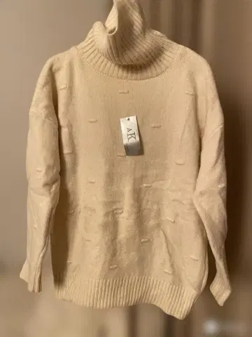 아이보리 터틀넥 스웨터