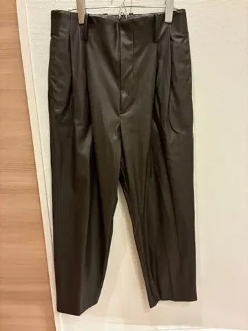 stein BELTLESS 플리츠 슬랙스