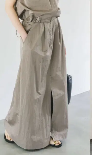 미사용 새상품 노블 24SS 빈티지 타프타 롱 슬릿 스커트 그레이