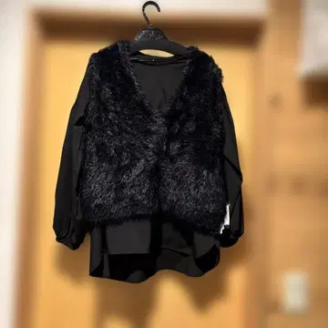 블랙 퍼 베스트 포함 긴팔 블라우스