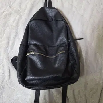 블랙 가죽 느낌 백팩 프론트 포켓 부착