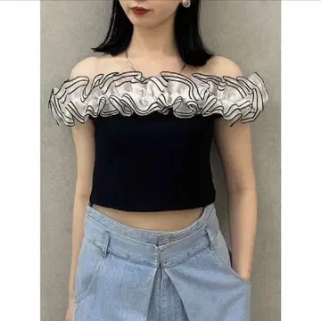 dazzlin 오버 프릴 숄더컷 티셔츠