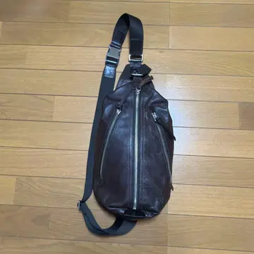 다크 브라운 가죽 바디백